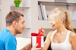 Ko dāvināt sievai Ziemassvētkos?